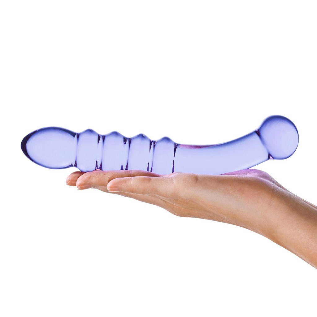 Gläs - Purple Rain Ribbed Glazen Dildo hand