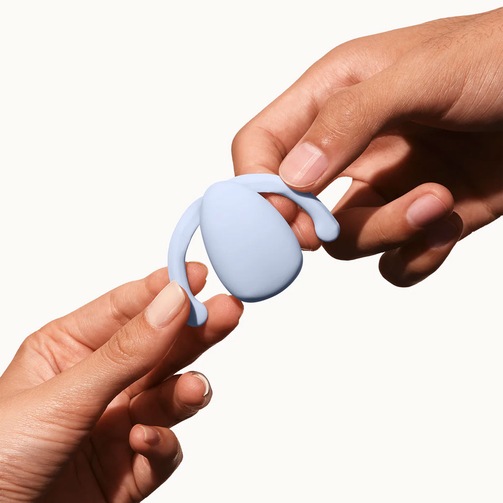 Dame Products - EVA 2 Hands-Free koppel Vibrator - Ice hand