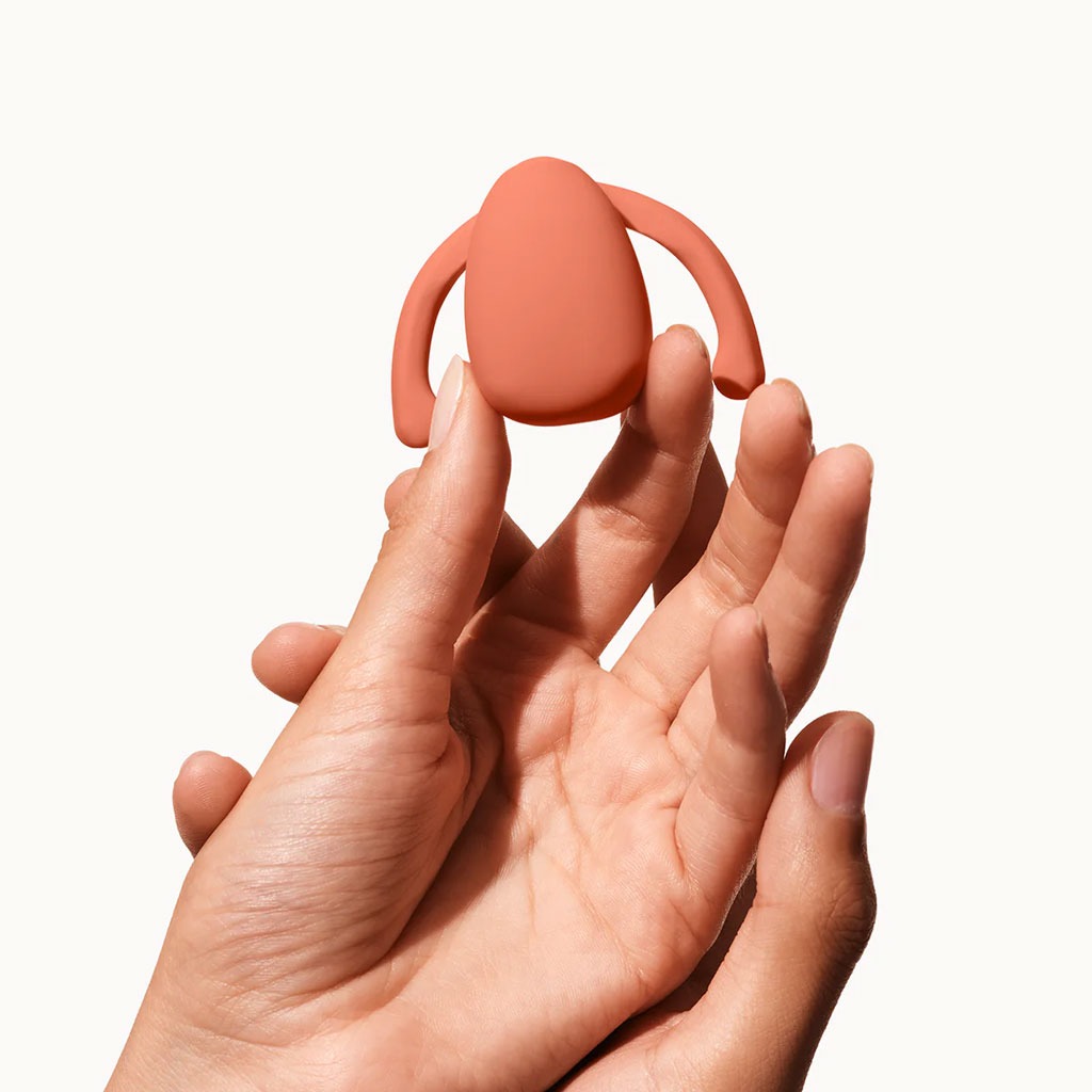 Dame Products - EVA 2 Hands-Free koppel Vibrator - Oranje hand