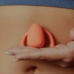 Dame Products - EVA 2 Hands-Free koppel Vibrator - Oranje hebben