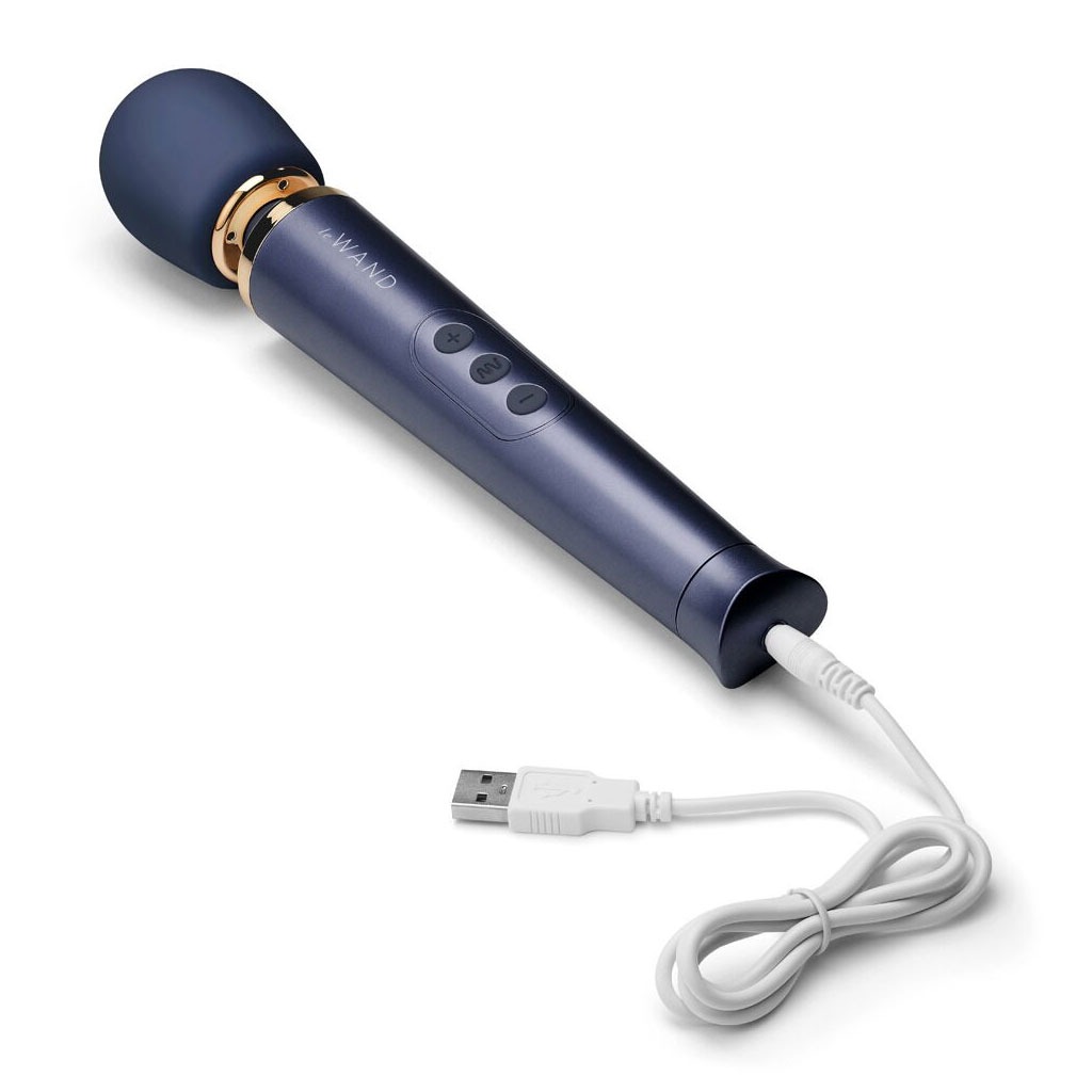 Le Wand - Petite Oplaadbare Massager Navy Blue lader