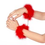 Secret Play - Feather Handcuffs Rood handen